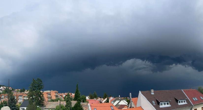 Hullámzó frontrendszer hoz csapadékot