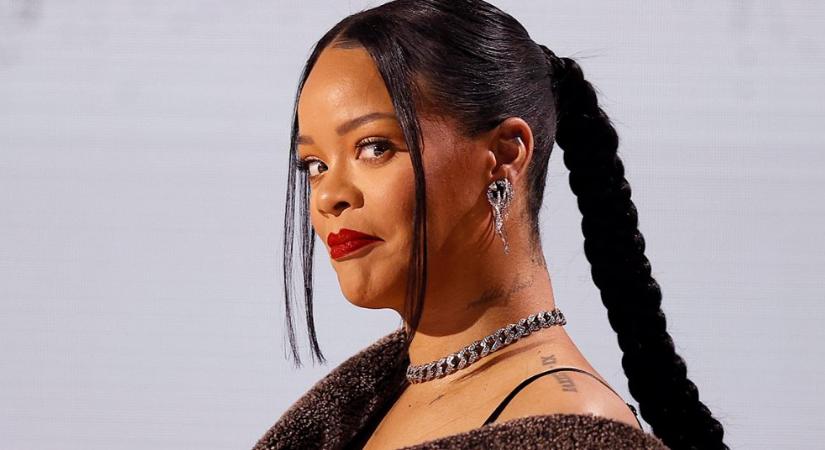 Rihanna beújított, olyan lett a haja, mint Jennifer Anistonnak