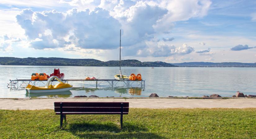 Mi történik? Óriási úszó monstrumok jelentek meg a Balatonban