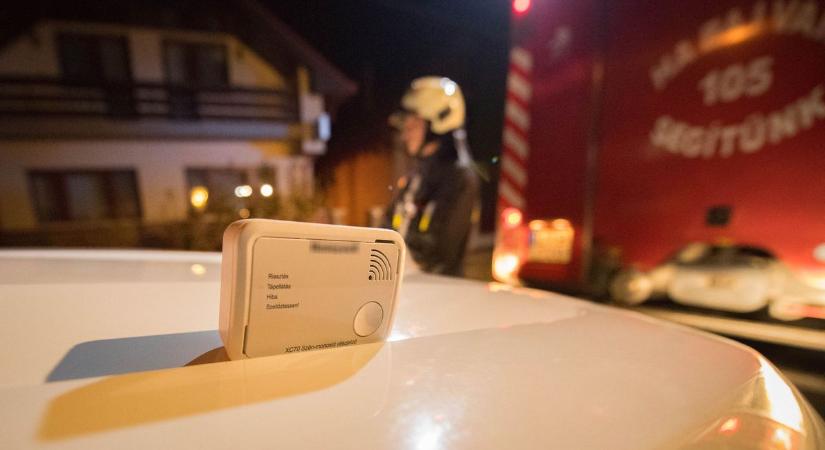 Cserépkályha miatt szólalt meg a szén-monoxid-érzékelő egy hajdúhadházi házban