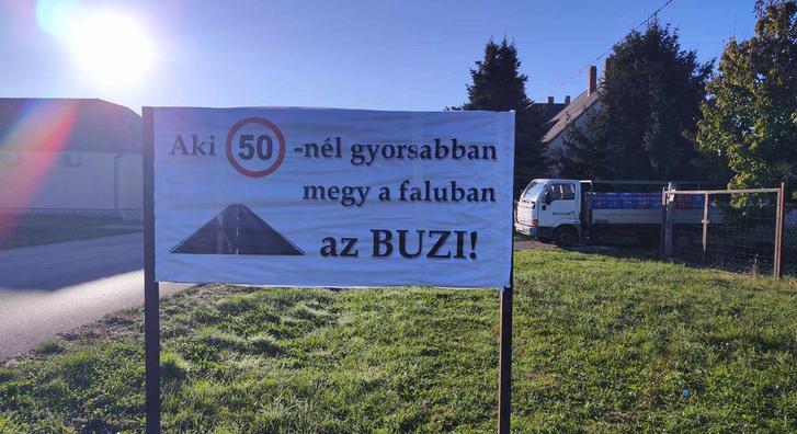 Melegellenes üzenettel hűtenek gyorshajtókat Pogányban: „Aki 50-nél gyorsabban megy a faluban az b…zi!”