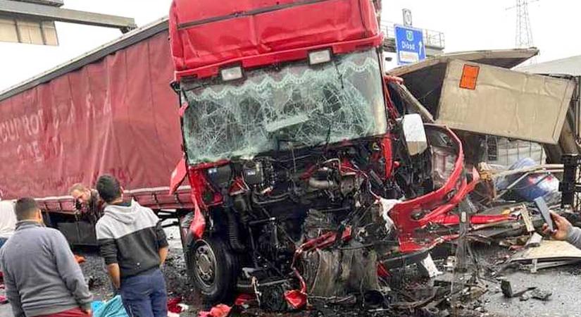 Tömegbaleset az M0-áson: több kamion ütközött, az egyik sérülthöz mentőhelikopter érkezett