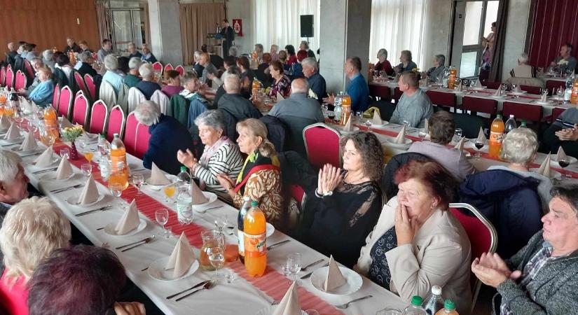 Megvendégelték a szépkorúakat Bátorkeszin