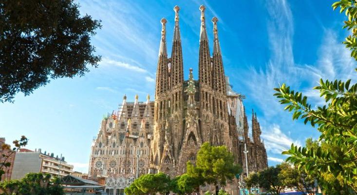 Először úszott fényárban a Sagrada Familia evangélistákról elnevezett négy új tornya