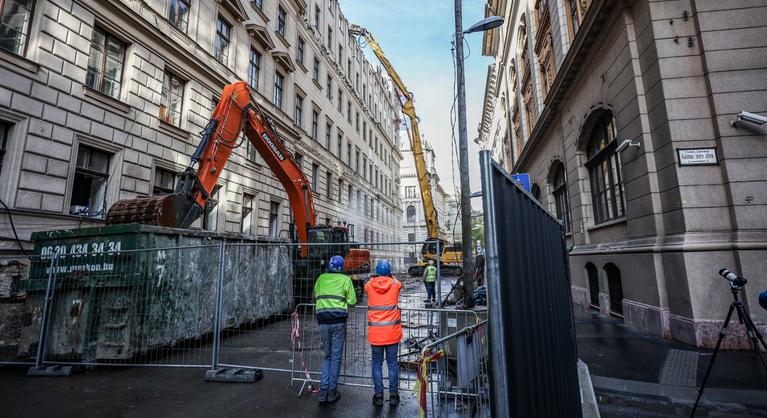 Munkában a betonharapó, egy időre eltűnik az agrárminisztérium hátsó frontja
