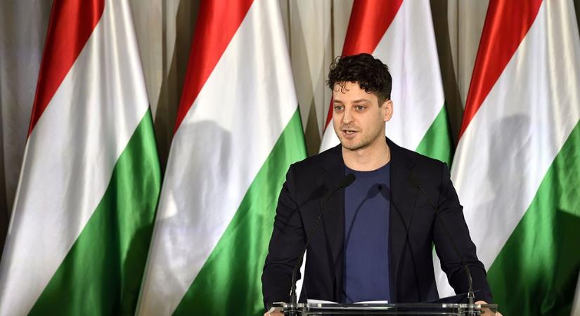 Két meleg politikus, sajt, akkugyár: fotókiállítást szervez az LMP a képviselői irodaházban