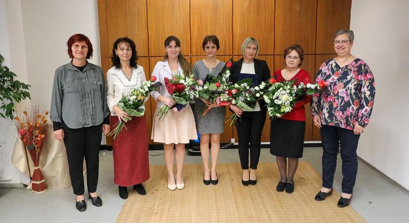 A gondoskodás a küldetésük – A szociális és gyermekvédelmi ellátás területén dolgozókat díjaztak - fotók