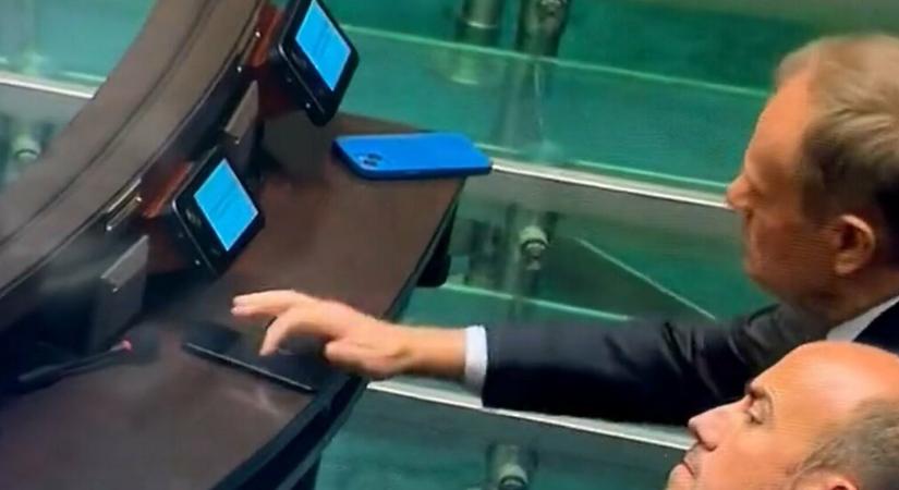 Donald Tusknak sikerült úgy feloldania a mobilját, hogy kiderült a jelszava
