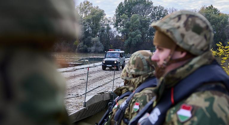 Tiszai átkelést hajtottak végre a magyar honvédek, és szimulált támadások ellen védekeztek