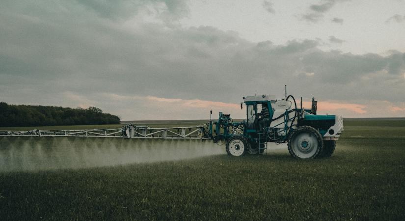 Egy új jelentés szerint "örök vegyszerek" találhatóak több növényvédő szerben