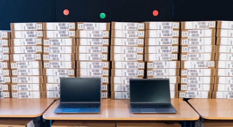 Újabb 140 ezer laptophoz jutnak hozzá diákok és oktatási intézmények országszerte