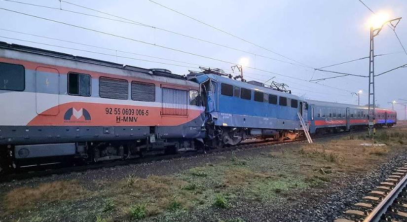 Összeütközött két vonat szerda hajnalban, a mozdonyvezetők és az utasok is megsérültek