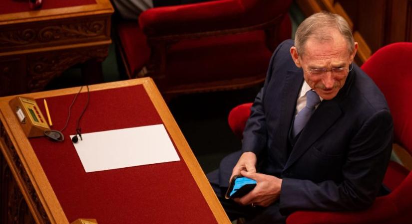 Rendet vágna a kormány az idegenek között