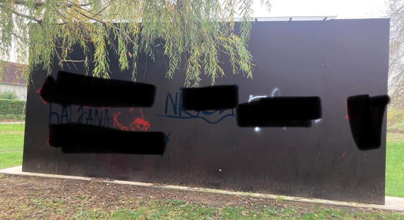 Antiszemita vandálok garázdálkodtak Pusztaszabolcson
