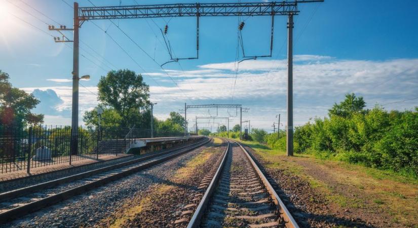 Tehervonat rohant egy várakozó személyvonatban – sok a sérült