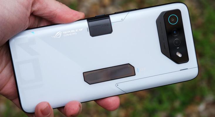 Átlagos gyorstöltéssel érkezik a ROG Phone 8