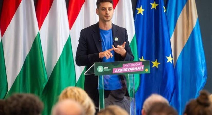 Két meleg politikus, sajt, akkugyár: fotókiállítást szervez az LMP a képviselői irodaházban