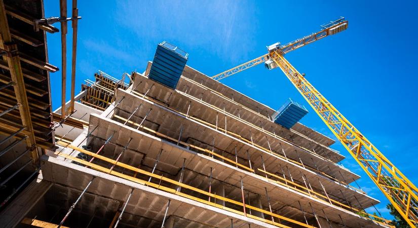 Mi rejlik a Bayer Construct rekordsebességű építkezései mögött?