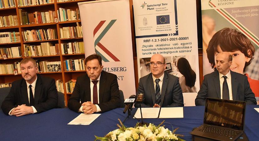 Folytatódott a tanulói notebookok kiosztása Jászberényben