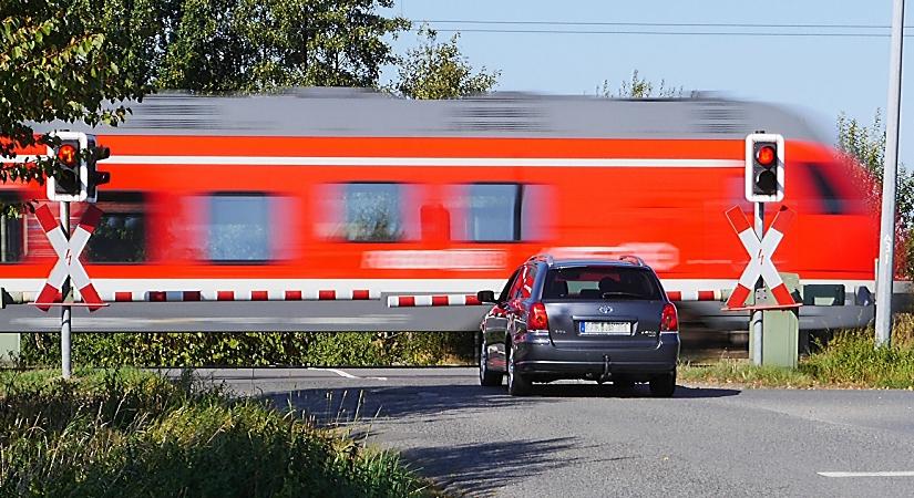 Figyelmetlen volt a sofőr, letörte a vasúti sorompót Hajdúhadházon