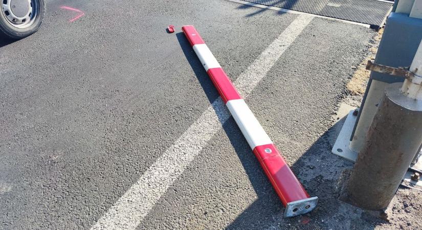 Pénzbüntetést kaphat az a német férfi, aki letörte egy hajdúhadházi vasúti átkelő sorompójának csapórúdját