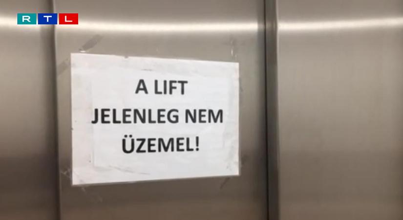 Hetek óta nem működik a lift a Jahn Ferenc kórház rehabilitációs osztályán, már nehezen bírják a betegek és a betegszállítók