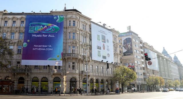 Miért mászik ennyi óriásplakát az arcunkba Budapesten?