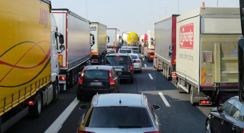 Tömegbaleset az M1-esen! Teljes káosz és 7 kilométeres torlódás az autópályán