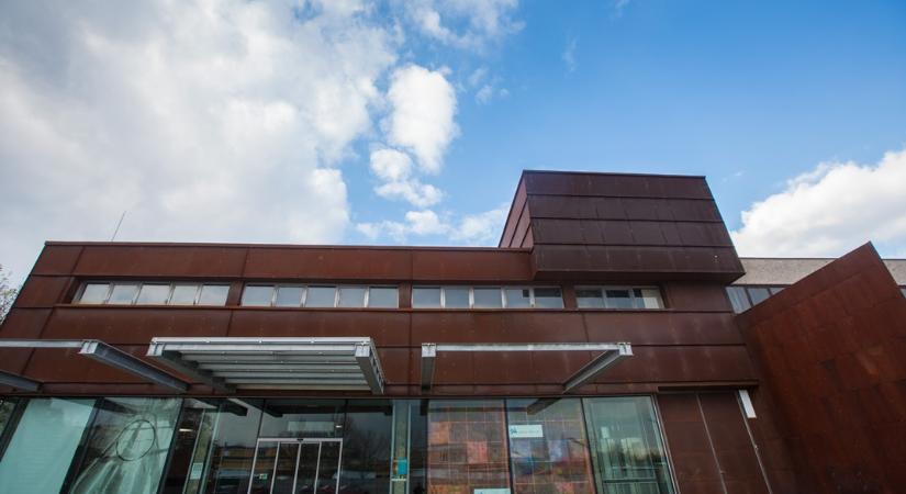 Új helyszínen nyitja meg kapuit a paksi műjégpálya