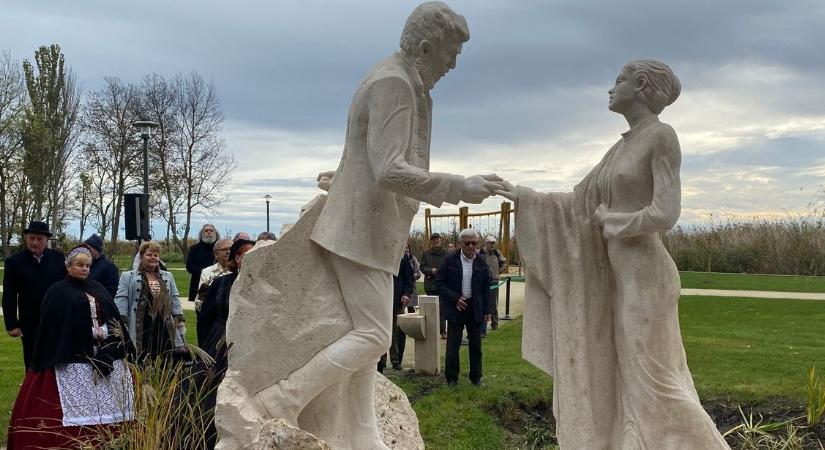 Szobrot emeltek a Balaton első átúszójának Füreden