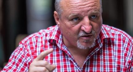 Komjáthi Imre: veszélyeztetik a dolgozók egészségét, hogy csökkentsék az egészségügyi adminisztrációt