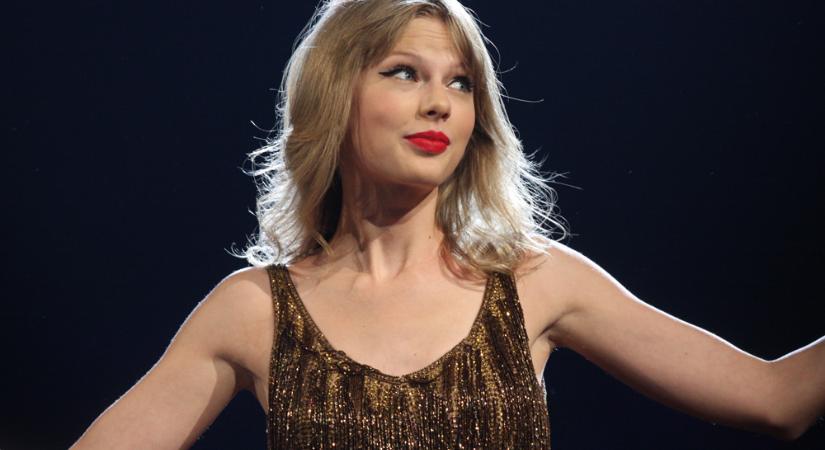 Travis Kelce reagált Taylor Swift dalszöveg változtatására, amiben a szerelmükre utalt