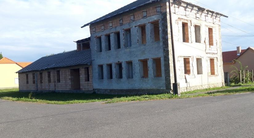 A bíróságon folytatódik az el nem készült balogunyomi polgármesteri hivatal ügye