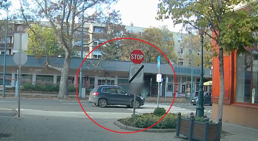 Rendőrautó kamerája rögzítette, ahogy szabálytalankodik egy autós Gyulán