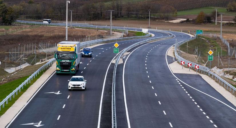 A 67-es út új szakaszának átadója