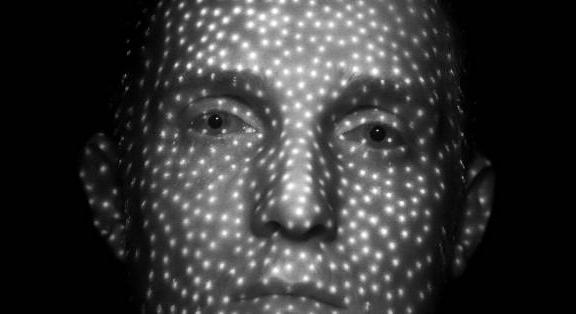 Felugró ablak - Biró Dávid új tárlata a mesterséges intelligenciáról a szentendrei PhotoLabban