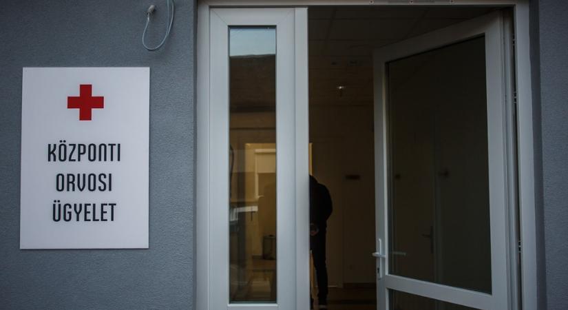 Rétvári államtitkár szerint az OMSZ véleménye alapján az orvosi ügyelet legjobb helye a sürgősségi osztály közelében van, szakmai nyomásra Szombathelyen mégis a régi helyén, a 11-es Huszár úton marad