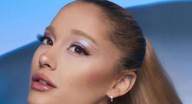 Ariana Grande elegáns outfitben támogatta új szerelmét: így érkezett Ethan Slater darabjának premierjére