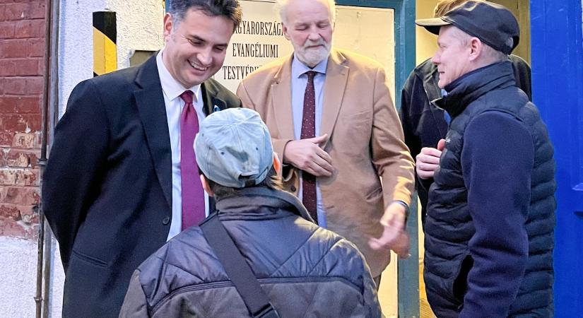 Vásárhelyiek adományait vitte el Márki-Zay Iványi Gáboréknak