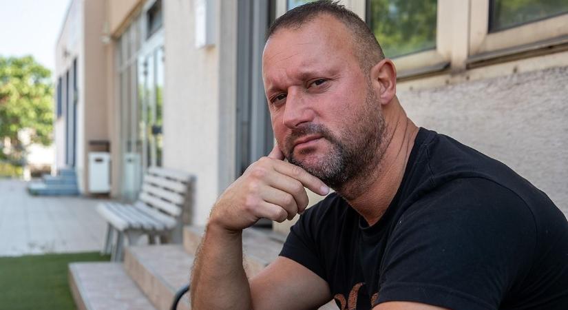 "Nem okos, nem tehetséges, még csak nem is jóképű" – keményen beszóltak Alekosznak, de nem hagyta magát