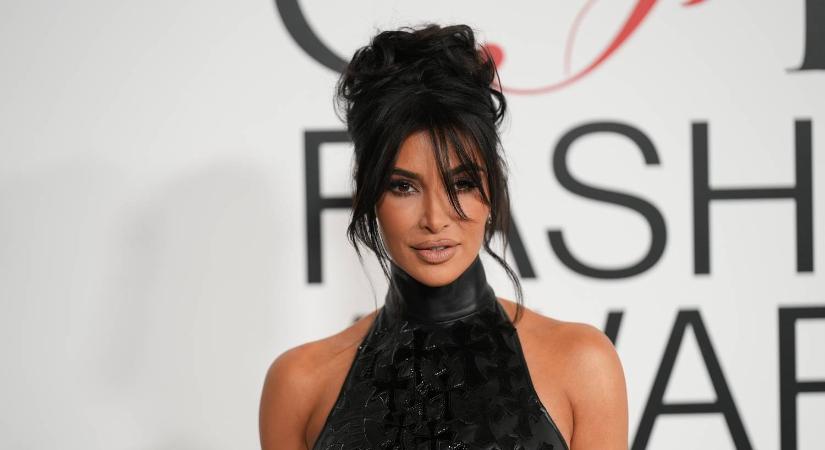 Kim Kardashian ismét felrobbantja az Instagramot merész dekoltázsával