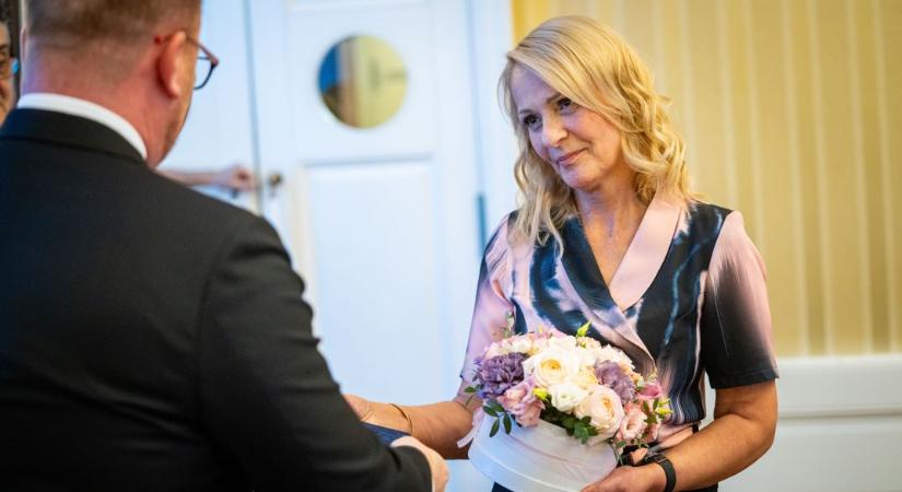 Ferenczi Ildikó vehette át a Segítő kéz kitüntetést