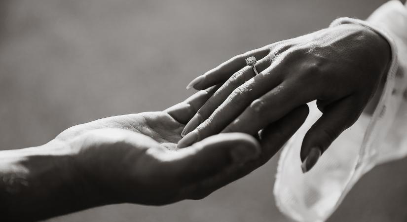 Párkapcsolat reményében dőlt be a csalónak egy jóval idősebb nő