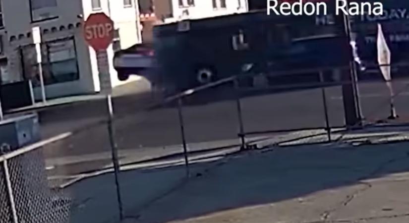 Keresztülugratott egy kereszteződésen, repülés közben kaszálta el a busz
