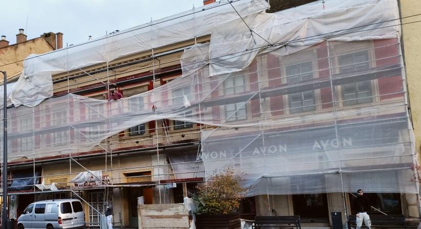 Befejezés előtt az Andrássy 9. homlokzatfelújítása
