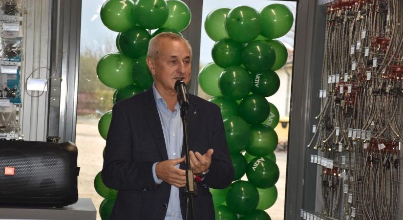 Megújult az Aktív Kft. bajai szakáruháza – galériával