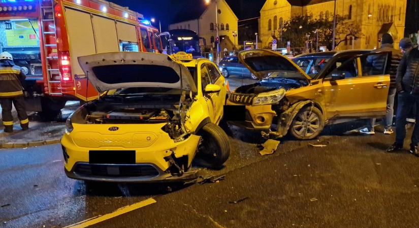 Óriási volt a káosz az Üllői úton: három autó rohant egymásba a csúcsforgalomban – fotók a helyszínről