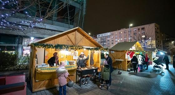 Sajtos-tejfölös lángos 3900-ért, kisbográcsos gulyásleves 8500-ért - aranyárak a Vörösmarty téri karácsonyi vásárban