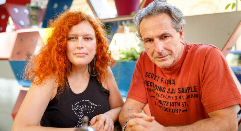 “Ha 110 évesen akarod megváltani a világot, az torokszorító, szeretetre méltó és komikus” – Interjú Selmeczi Beával és Telihay Péterrel