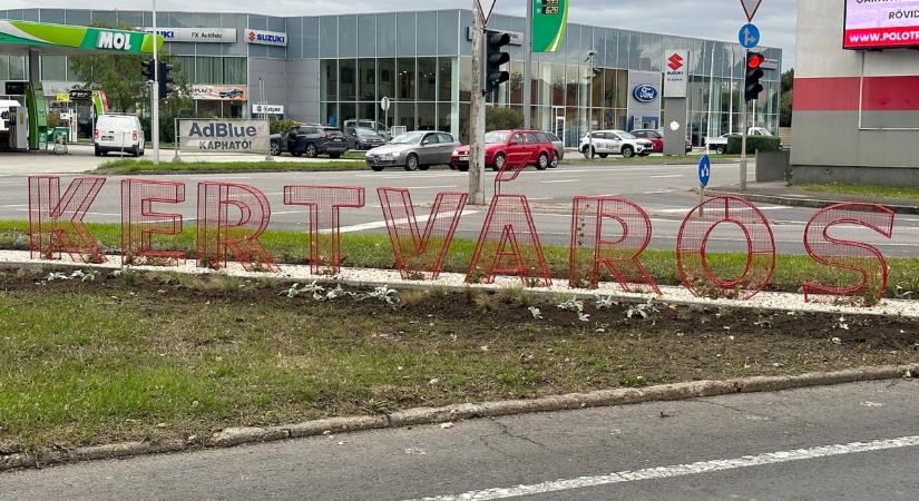 Megújult a déli városrészt hirdető felirat